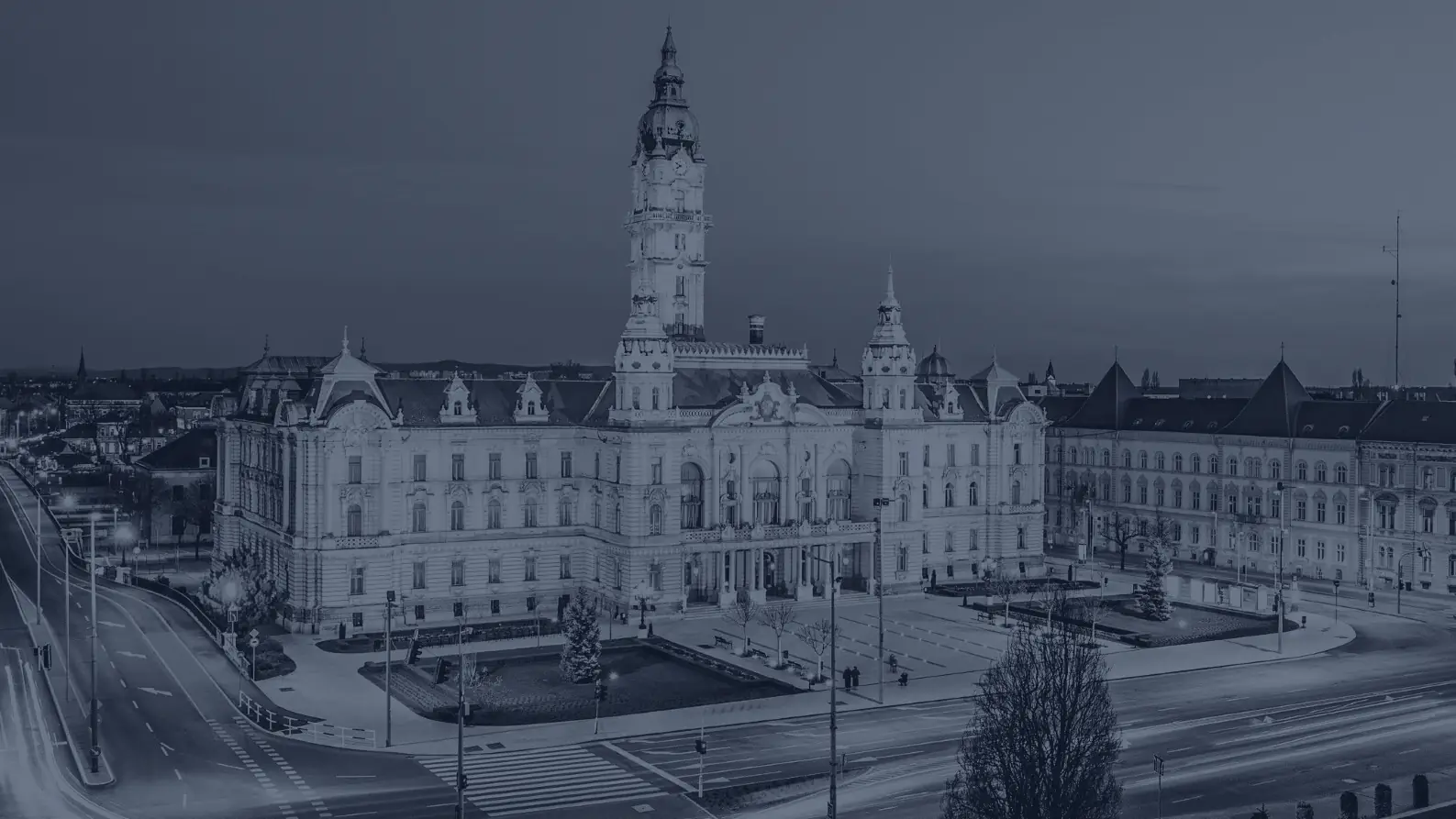 A győri Városháza esti fényben